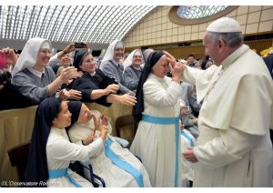 papa com as religiosas na Sala Paulo VI